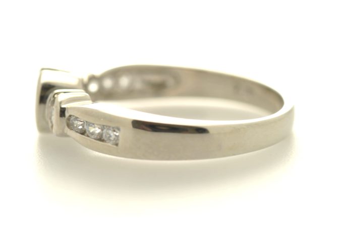 18 Carat Gold Cubic Zirconia Dress Ring
