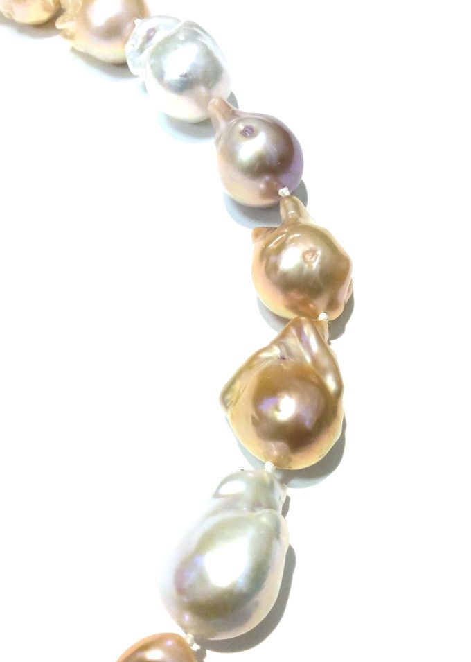 Multi Hue 20 - 30 mm Pearl Necklace