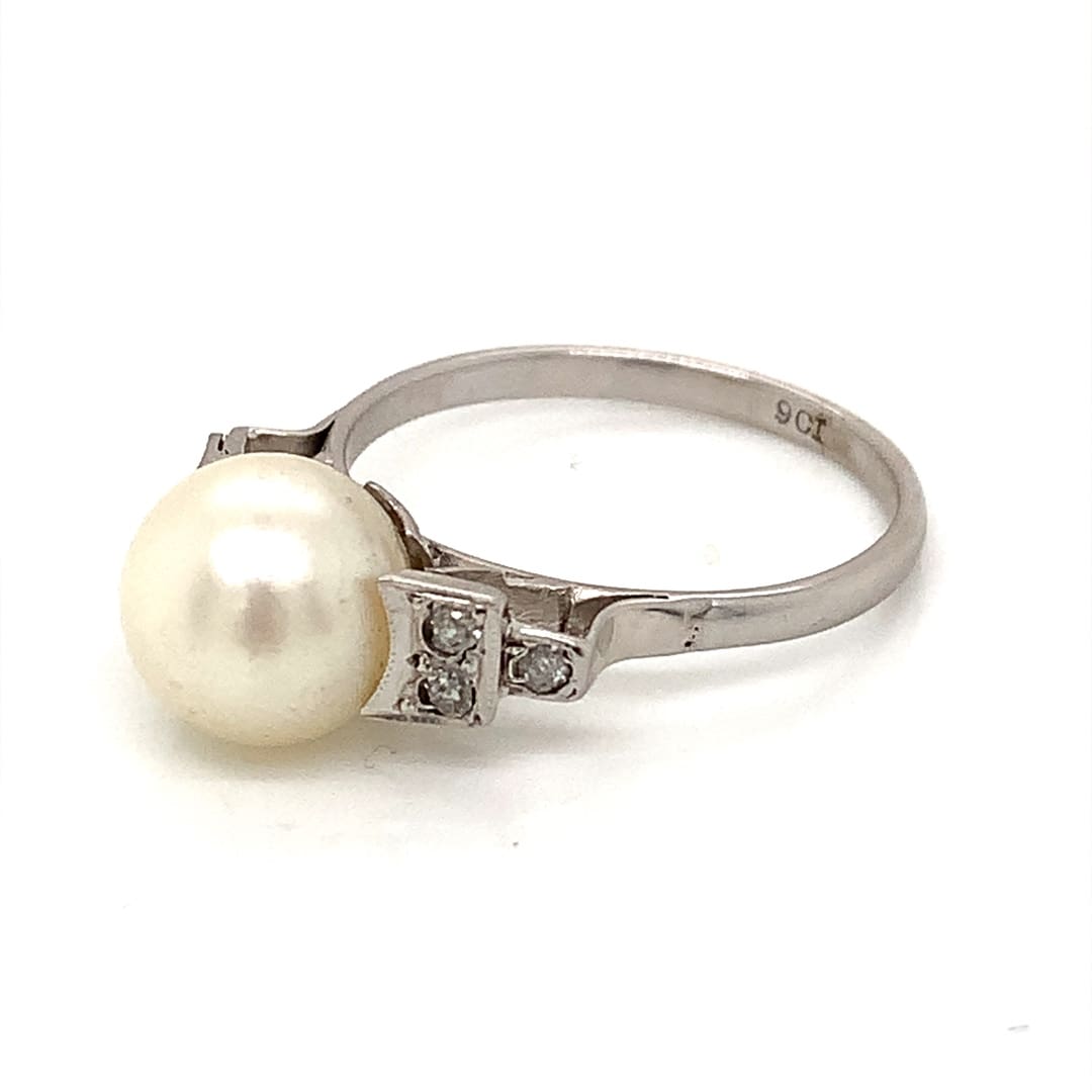 Pearl White Gold Deco Ring