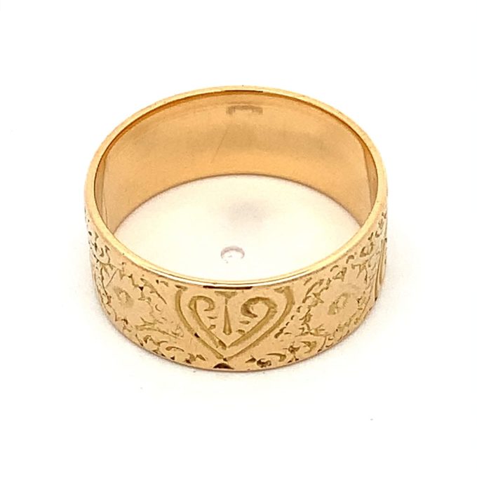 18ct Gold Hearts & Flowers Engraved Band