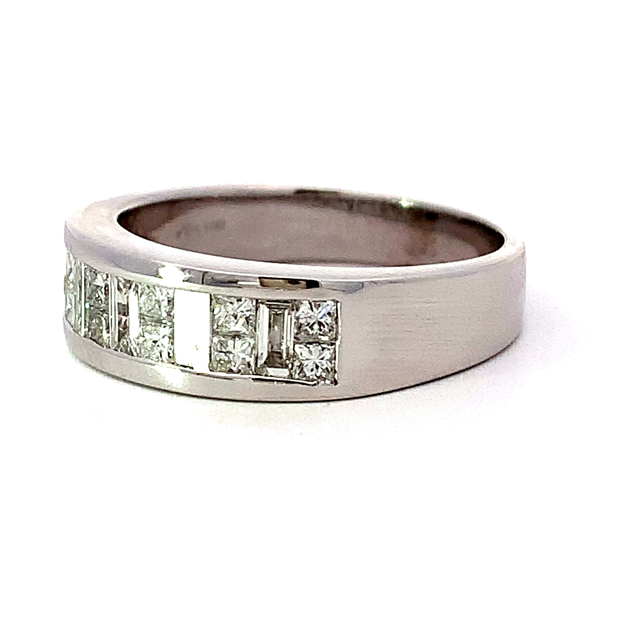 18ct White Gold 1.00ct Mixed Cut Diamond Ring